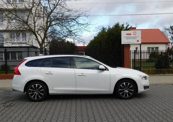 Volvo V60 cena 53333 przebieg: 196000, rok produkcji 2018 z Kowalewo Pomorskie małe 326